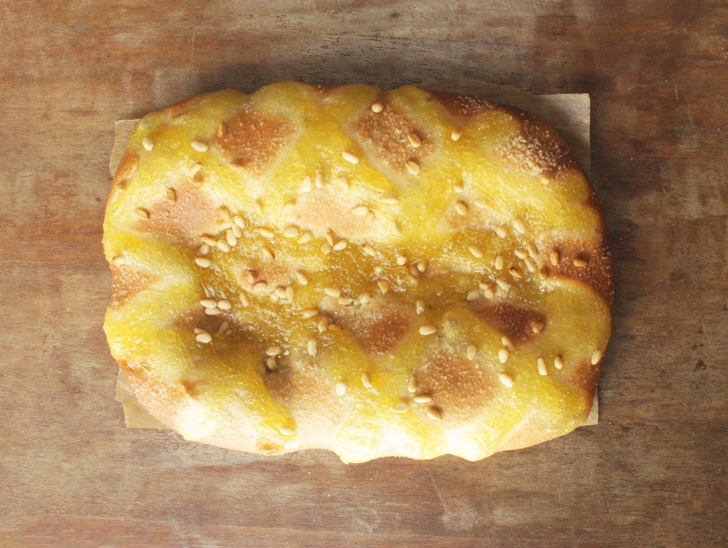 Coca Sant Joan vegana amb crema de taronja i pinyons (1,2kg)