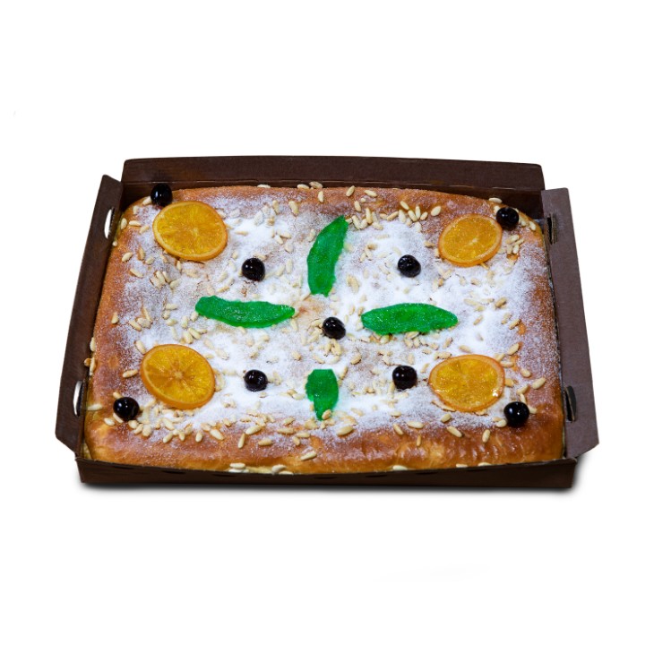 Coca amb fruita i pinyons